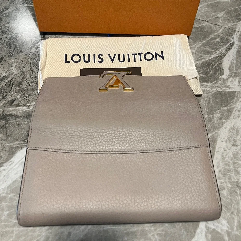 Louis Vuitton Capucines Leather Wallet in Pebble